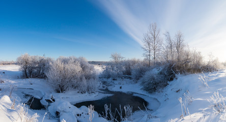 зимняя панорама морозным днем возле ручья с деревьями в снегу, Россия, Урал    © 7ynp100