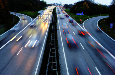 Autobahn bei Augsburg in Bayern bei Nacht mit Lichtspuren der Autos
