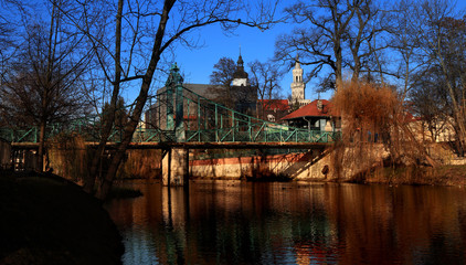 Fototapeta na wymiar Opole, panorama kanału Młynówka, most, wieża ratusza.