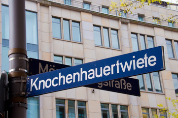 Rótulo con el nombre de una calle de Alemania