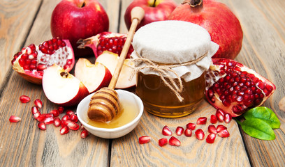 Honey with pomegranate and apples