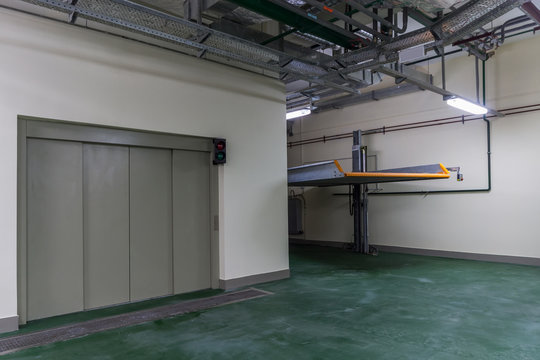 Underground parking with hydraulic lift