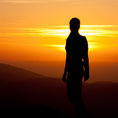 Frau vor Sonnenuntergang