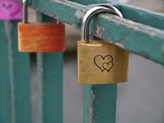 Drei Liebesschlösser als Symbol der Liebe am Brückengeländer