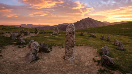 Amanecer junto a un cromlech en la cima de un monte en Navarra
