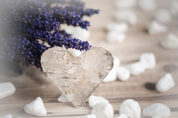 Dekoration mit Herz und Lavendelblüten
