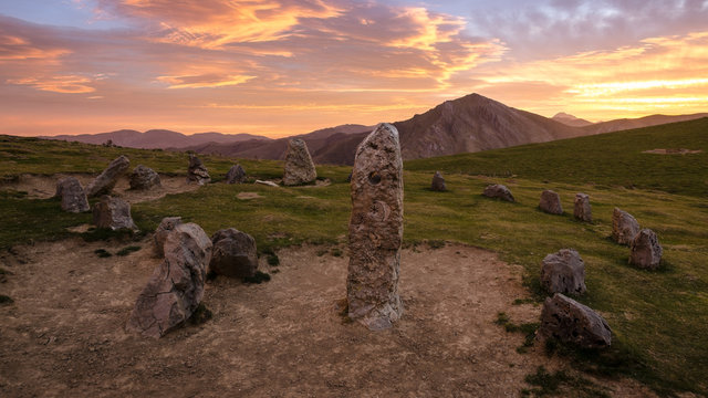 Amanecer junto a un cromlech en la cima de un monte en Navarra