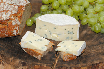 Blauschimmelkäse, Brot, Weintrauben