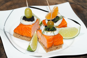 Geräuchertes Lachsfilet,Toast, Ei, Dill, Orange, Kaviar, Limone,