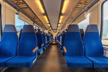 Fototapeta premium Wizerunek z wnętrzem niemieckiego pociągu granicznego. Nowoczesny pociąg z wygodnymi i kolorowymi krzesłami.