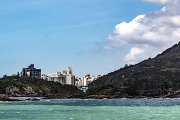 Naklejka premium quarter of the city near the sea between the mountains