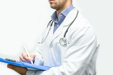 uomo dottore con stetoscopio, cartellina medica e camice per visita in studio in ospedale