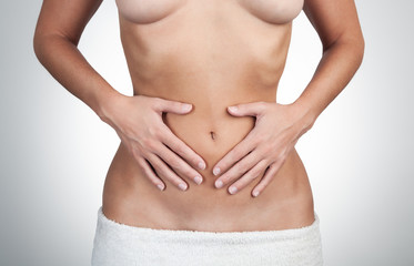 Bauchschmerzen bei junger Frau 