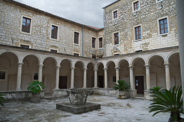 Cloister of the Franciscan monastery, Zadar, Croatia
 - obrazy, fototapety, plakaty