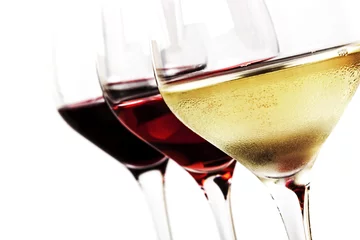 Abwaschbare Fototapete Wein Weingläser über Weiß