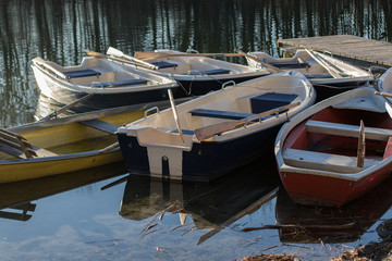 Boote am Seeufer
