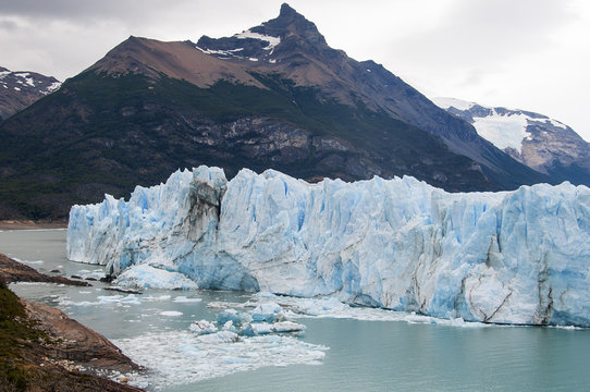 Argentyński lodowiec Perito Moreno na tle gór.