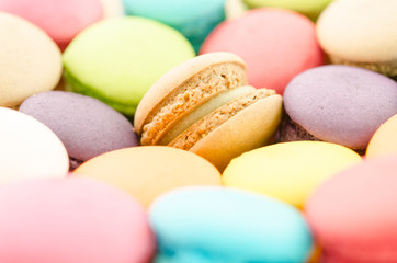 Fototapeta na wymiar traditional french colorful macarons.