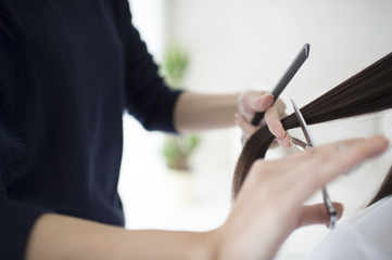 Hairdresser is trying to cut the hair © Monet