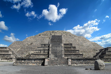 Fototapeta na wymiar Amazing Pyramid of the Moon at Teotihuacan 