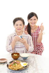 食事を楽しむ年配者