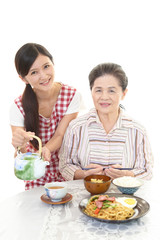 食事を楽しむ年配者