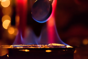Fototapeta na wymiar blaue Flammen über einer Feuerzangenbowle