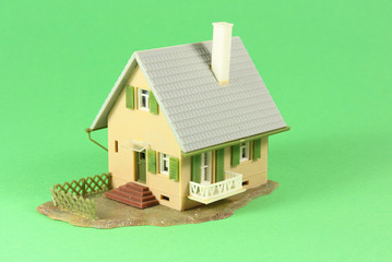 Häuschen, Modell-Haus mit grünem Hintergrund