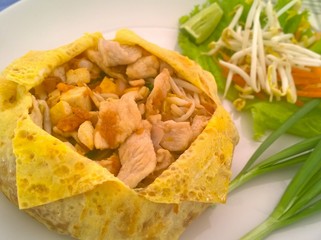 pad thai noodles with eggs