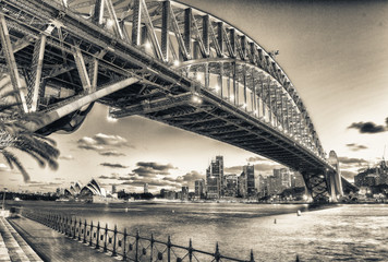 Obraz premium Wspaniałość Harbour Bridge o zmierzchu, Sydney