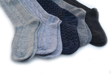 paia di calzini su sfondo bianco