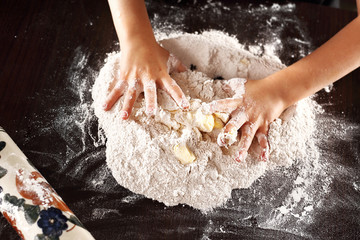 Fototapeta Zabawa w kuchni, dzieci ugniatają ciasto obraz
