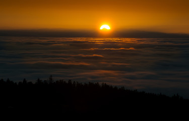 Sonnenuntergang über den Wolken