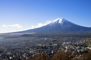 新倉山浅間公園より富士吉田市街と富士山