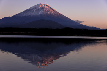 精進湖より富士山夕景