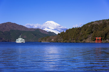 晩秋の富士山と箱根芦の湖