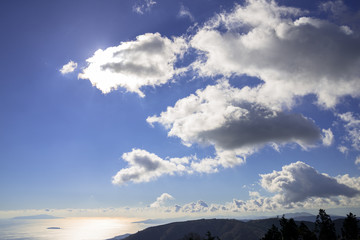 Obraz premium 逆光の相模湾と流れる雲