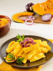 Maccheroni con zucca e cipolla rossa, pasta italiana, fuoco selettivo