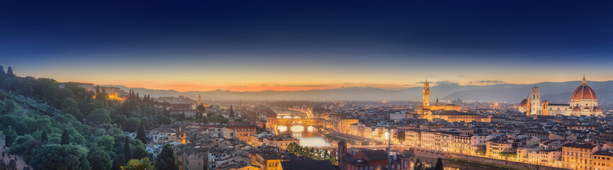 Fototapeta na wymiar Arno River and Ponte Vecchio at sunset, Florence