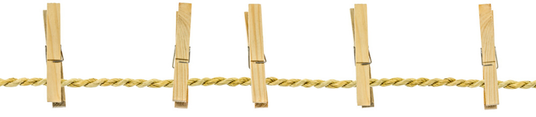 cinq pinces bois sur corde à linge en fibres végétales naturelles