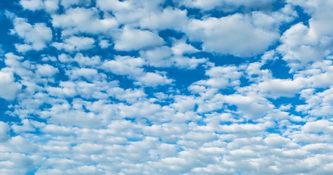 4K Sch&auml;ferwolken mit Mond