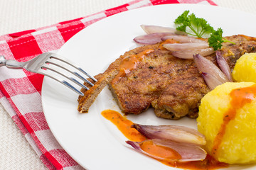 Fried calf's liver with shallots, dumplings