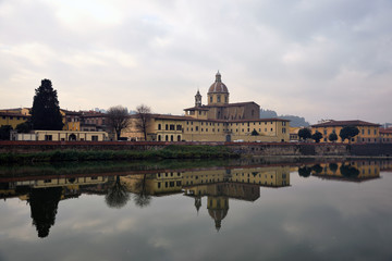 Fototapeta premium Firenze riflessa sul fiume Arno
