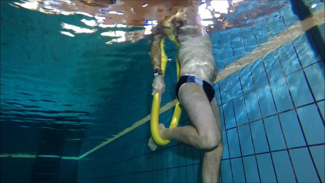 Wassergymnystik - Dehnung der Oberschenkelmuskulatur nach H&uuml;ftoperation