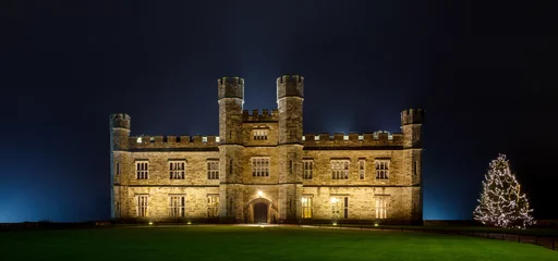 Papier Peint photo Château Château anglais avec des lumières de Noël la nuit