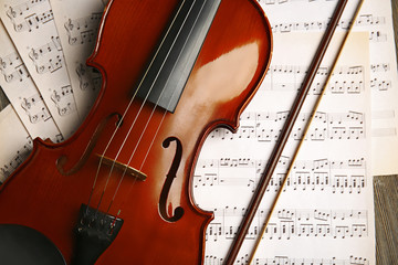 Naklejka premium Violin on music papers background