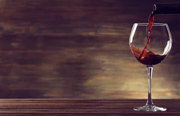 Schilderijen op glas Red wine pouring in a glass © Africa Studio