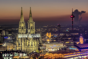 Fototapeta na wymiar Köln Dom im Abendlicht