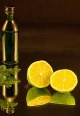 Бутылка и две половинки лайма