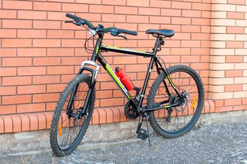 the black mountain bicycle near a wall